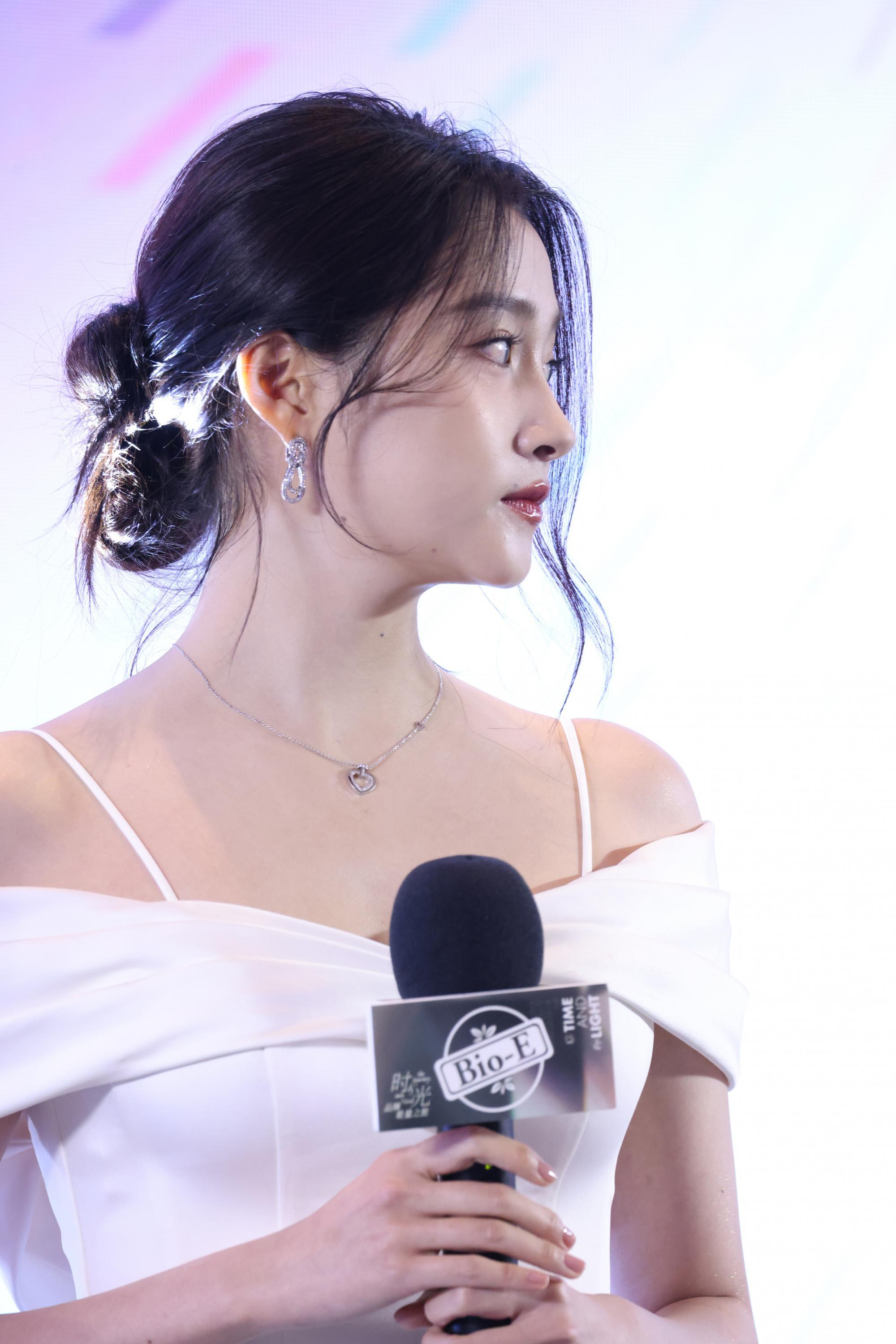 关晓彤左侧脸漏香肩现场生图照[12]